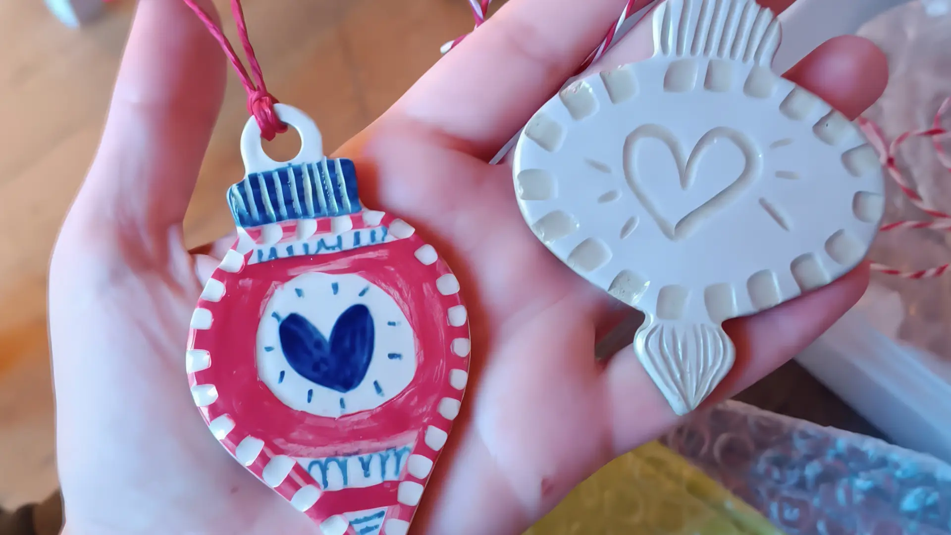 Adornos navideños en familia